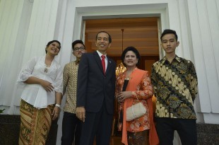 Presiden terpilih Joko Widodo (tengah) bersama Isteri Ny. Iriana (kedua kanan), anak sulung Gibran Rakabuming Raka (kanan), anak kedua Kahiyang Ayu (kiri) dan anak bungsu Kaesang Pangarep (kedua kiri) bersiap menuju Gedung MPR di Rumah Dinas Gubernur DKI J