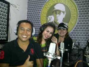 Yasin Hasan, Elmira Batik dan Ruri Modiska saat wawancara di radio. Foto: Dok. Pribadi.