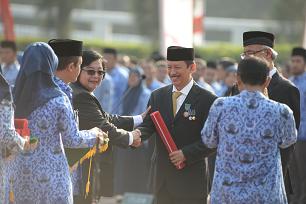 Menteri LHK Siti Nurbaya, Berikan Penghargaan. Foto: Dok. Humas KLHK.