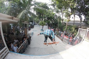 Aksi salah satu skateboarder yang memukau penonton. Foto: Rey.