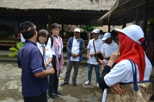 Peserta workshop yang terdiri tour guide profesional anggota ASITA mendatangi Desa Adat Sade. Foto: Dok ASITA.