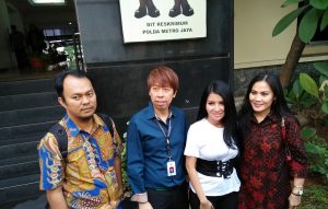 Five Vi didampingi kuasa hukumnya Henry Indraguna usai memberi keterangan pada polisi di Polda Metro Jaya Jakarta, terkait masalah rebutan anaknya, Selasa (9/5/2017) kemarin. Foto: Ibra
