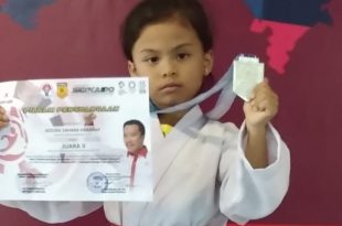 Karateka cilik Azzura Zahara Harahap berhasil meraih medali perak dalam Kejuaraan Karate Nasional MENPORA Cup I/2018 Seinkaido Championship Serie 2 yang digelar selama 3 hari,  Jumat (26/10) sampai Minggu (28/10) di GOR Ciracas Jakarta Timur. Foto: Ist.