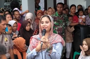Ayu Azhari saat memberikan kata sambutan di depan masyarakat korban tsunami Banten, Sabtu (19/1/2019) kemarin. Foto: ist.
