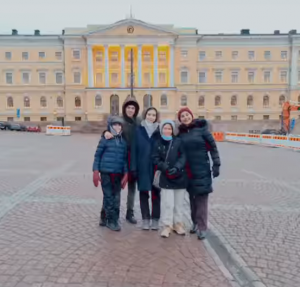 Ayu Azhari Bersama keluarga jalan-jalan ke Finlandia. Foto : Ist.
