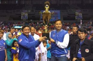 Teks foto1: AHY mengangkat Piala SBY didampingi Jackson Kumaat dan Nelwan Rompis.(Ist)