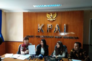 Five didampingi kuasa hukumnya Henry Indraguna (Kiri), Sekretaris KPAI, Rita Pranawati (sebelah kanan Five) dan staf Henry (Paling kanan),, saat memberikan keterangan pers di KPAI, Selasa (2-5-2017) di KPAI di Jakarta. Foto: Ibra.