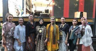 Ayu Azhari dan Putrinya Isabelle Tramp di Swedia Promosikan Produk Indonesia