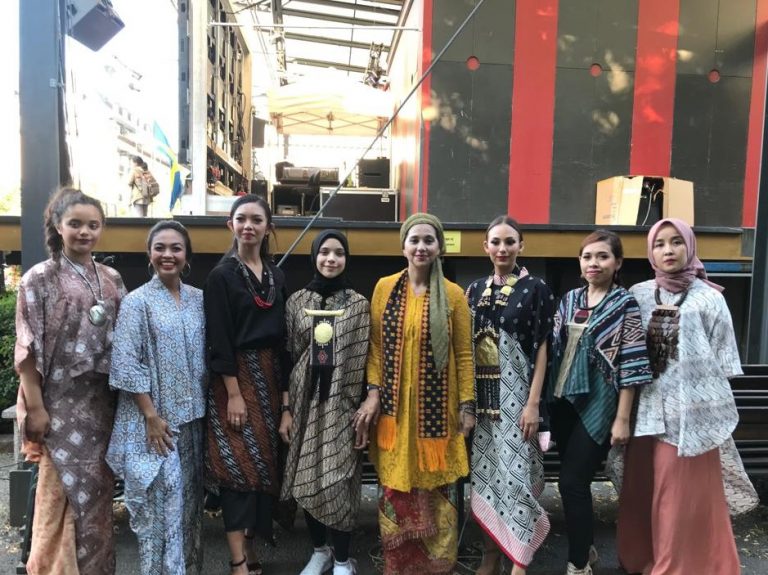 Ayu Azhari dan Putrinya Isabelle Tramp di Swedia Promosikan Produk Indonesia