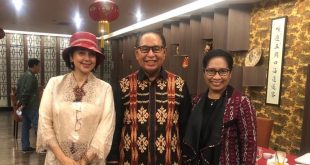 Ayu Azhari bersama Wakil Gubernur NTT Josef  Nai Soi dan isteri diacara Exotic Tenun  Fest 2021. Foto: ist.