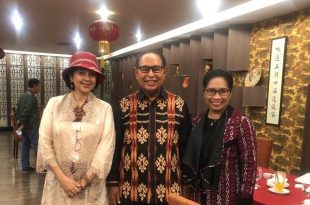 Ayu Azhari bersama Wakil Gubernur NTT Josef  Nai Soi dan isteri diacara Exotic Tenun  Fest 2021. Foto: ist.