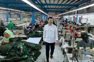 Stephen Wongso dari  Wang Hang Tailor saat meneliti pembuatan usaha baju APD di perusahaannya. Foto: ist.