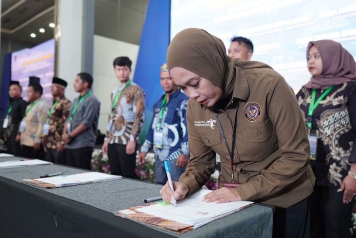 Kemenparekraf menyerahkan bantuan Dukungan Pengembangan Usaha Pariwisata dan Ekonomi Kreatif (DPUP) bagi 12 desa wisata yang berasal dari 12 provinsi di Indonesia