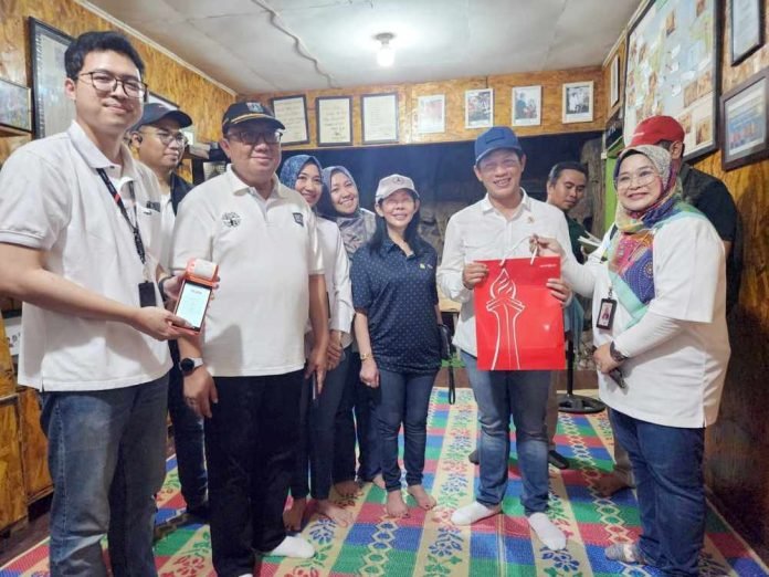 Menteri Lingkungan Hidup merangkap Kepala Badan Pengendalian Lingkungan Hidup Indonesia, Hanif Faisol Nurofiq, mengapresiasi penerapan aplikasi JakOne Abank oleh Bank DKI di Bank Sampah Induk (BSI) Kumala, Jakarta Utara. 