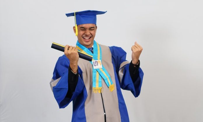 wisuda UNM