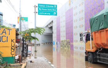 Kolong Flyover Taman Cibodas Terendam Banjir, Akses Jalan Terganggu