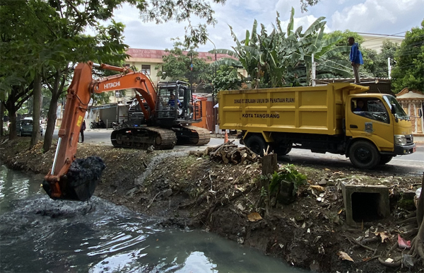 Antisipasi Banjir, Pemkot Tangerang Gencarkan Normalisasi Saluran Air