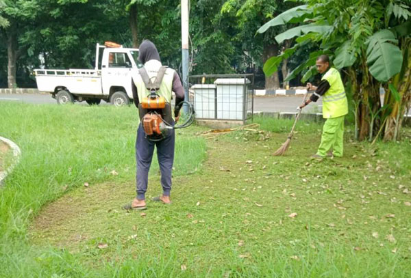 Jelang Idulfitri, Disbudpar Kota Tangerang Sediakan Layanan Potong Rumput Gratis