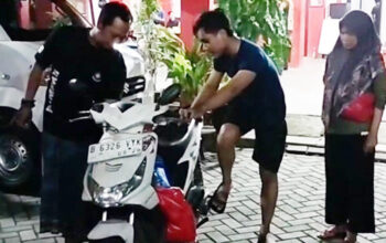 Malam-Malam, Warga yang Motornya Mogok Minta Bantuan Petugas BPBD Kota Tangerang