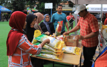 Warga Tangerang Antusias Serbu Sembako Murah di 13 Kecamatan