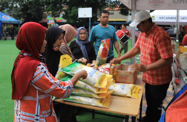 Warga Tangerang Antusias Serbu Sembako Murah di 13 Kecamatan