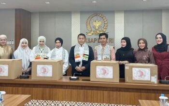 Sebagai wujud kepedulian terhadap rakyat Palestina, Wanita Filantropi Indonesia (WFI) menyalurkan bantuan berupa 19 boks pakaian dan donasi uang sebesar Rp100 juta