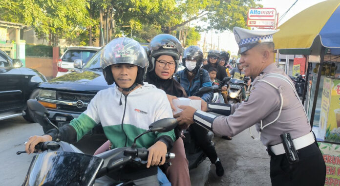 Sambut Ramadan, Polantas Polda Metro Jaya Berbagi Takjil di 15 Lokasi