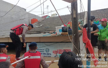 Brimob Turun Tangan Evakuasi Korban Banjir di Bekasi