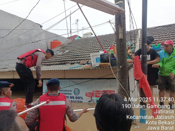 Brimob Turun Tangan Evakuasi Korban Banjir di Bekasi