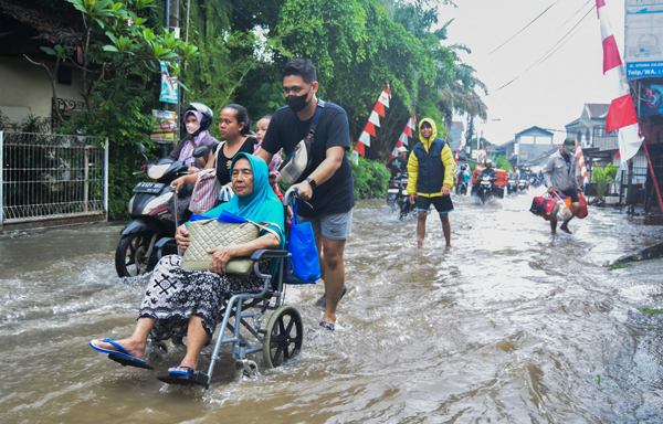 Warga terdampak banjir yang terpaksa mengungsi, foto dok. ilham helda fauzi