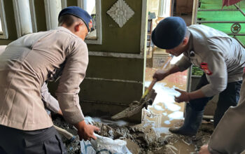 Anggota Batalyon B Pelopor Bantu Warga Bersihkan Sisa Banjir di Jakarta Timur. foto dok. dansat brimob pmj