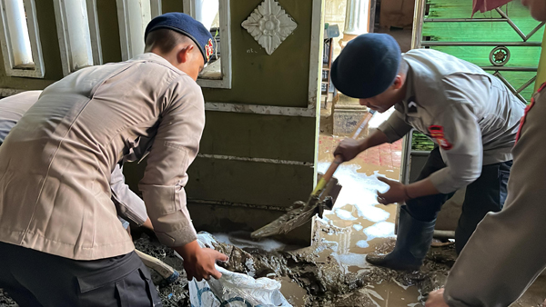 Anggota Batalyon B Pelopor Bantu Warga Bersihkan Sisa Banjir di Jakarta Timur. foto dok. dansat brimob pmj
