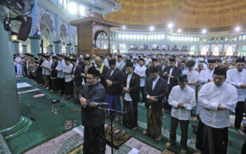 Wali Kota Tangerang dan Wamenkes RI Salat Idulfitri di Masjid Raya Al A’zhomBersama