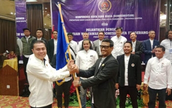 Ketua PWI Kota Tangrang yang baru, Andre Sumanegara (kanan)
