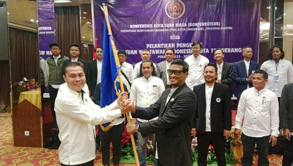 Ketua PWI Kota Tangrang yang baru, Andre Sumanegara (kanan)