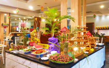 Sensasi Berbuka Puasa Unik di 'Pasar Ambyar' Royal Palm Cengkareng