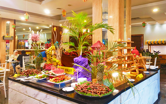 Sensasi Berbuka Puasa Unik di 'Pasar Ambyar' Royal Palm Cengkareng