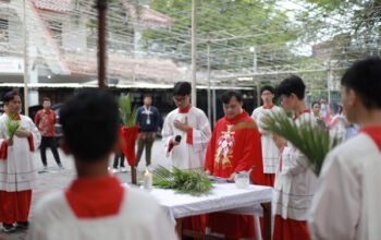 Umat Katolik Padati Gereja HSPMTB Tangerang, Minggu Palma Penuh Khidmat