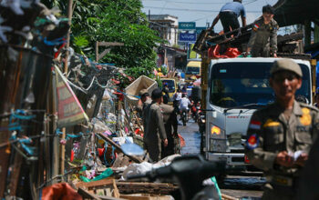Satpol PP Bongkar Paksa Lapak PKL di Badan Jalan Situ Ciherang di Cikande