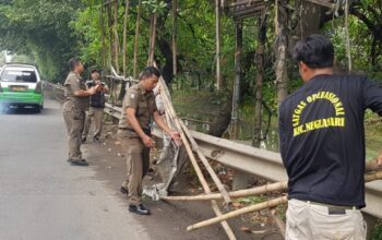 Satgas Trantib Tertibkan Puluhan Spanduk Liar di Neglasari Karena Tak Berizin