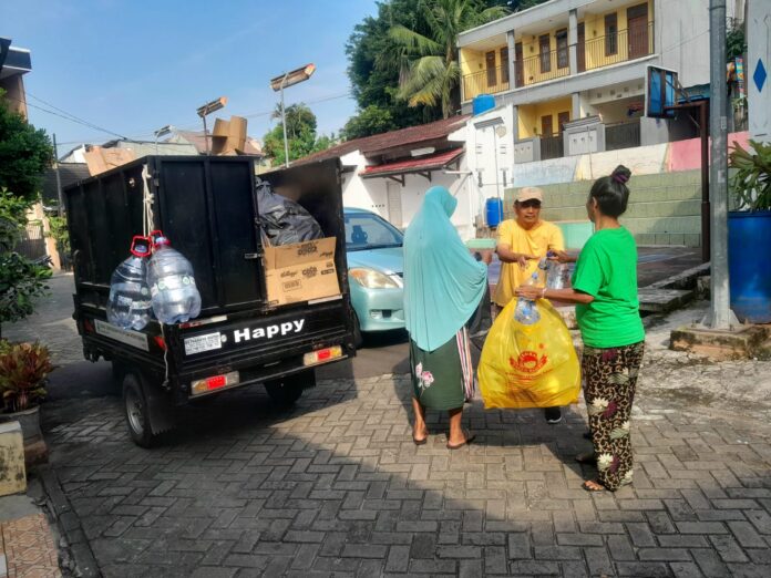52305kim tajur kota tangerang konsisten lakukan rutinitas bank sampah bersama warga rw 08 523051