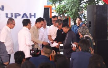 Gibran dan Wamenaker Salurkan BSU di Kota Tangerang, 220 Ribu Pekerja Jadi Sasaran Bantuan