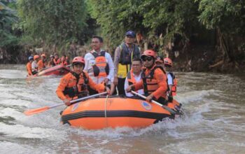 Naik Perahu Karet, Gubernur & Wali Kota Tangerang Turun Langsung Pantau Kali Angke