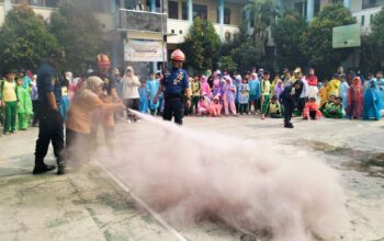 Belajar Padamkan Api Sejak Dini, Siswa MI Al Ma’mur Antusias Ikut Simulasi