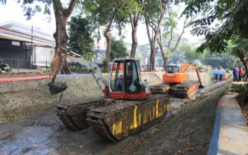 Normalisasi Saluran Irigasi Sipon, Pemkot Tangerang Terjunkan Alat Berat untuk Tekan Risiko Banjir