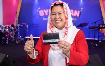 Yenny Wahid dan dompet batik daur ulang. foto dok. bukalapak