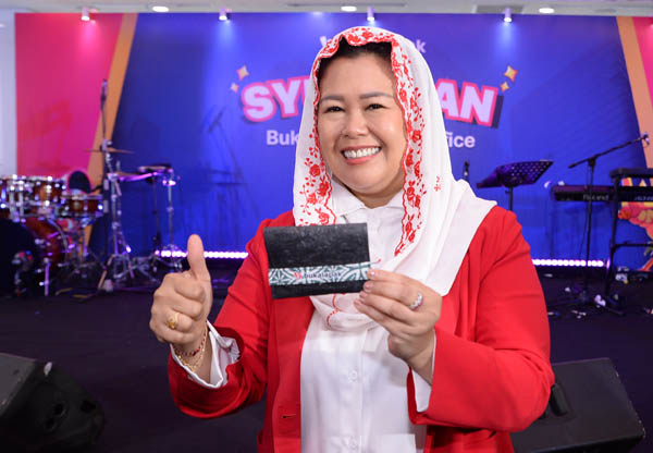 Yenny Wahid dan dompet batik daur ulang. foto dok. bukalapak