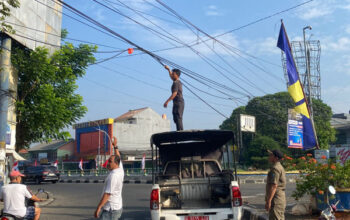 Petugas Trantib Ciledug Tegas Potong Kabel Udara Semrawut di Jalan KH Hasyim Ashari