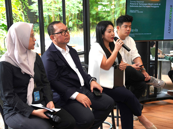 Vice President Teknologi & Inkubasi Produk Niaga PT PLN (Persero), Nuraida Puspitasari, Sekretaris Jenderal Himpunan Pengusaha Muda Indonesia (HIPMI) Otomotif, Hasstriansyah, Director of Public Relations Praxis, Stephanie Sicilia, dan Content Creator & Car Enthusiast, Malvin Nathaniel (Bestindocars) mendiskusikan perkembangan industri kendaraan listrik di Tanah Air dalam Konferensi Pers Peluncuran Hasil #PraxiSurvey Volume 5. Diselenggarakan oleh agensi public relations dan public affairs Praxis, diskusi panel ini menegaskan bahwa Indonesia berada pada titik krusial transisi menuju mobilitas listrik, sehingga diperlukan kolaborasi antara pemerintah, pelaku industri, dan masyarakat untuk mempercepat adopsi sekaligus mengoptimalkan potensi ekosistem kendaraan listrik nasional. foto dok. praxisurvey vol. 5