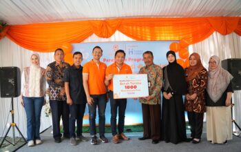 (Ketiga dari kiri) Abdul Mughni General Manager Program Management Human Initiative, Diky Risbianto Head of Communication and Corporate Affair PT DFI Retail Nusantara Tbk, Malvin Tarigan Head of Marketing Guardian Indonesia, dan Muhamad Yasin Kurniawan, S.pd, M.pd Kepala Sekolah SDN Kasin Malang, dalam sesi seremonial serah terima 1,000 Guardiancares Pack di SDN Kasin Malang (15/8). Kegiatan ini menjadi tanda komitmen Guardian dalam membantu anak-anak Indonesia mendapatkan akses kesehatan dan kebersihan yang layak di lingkungan sekolah. foto dok. guardian indonesia